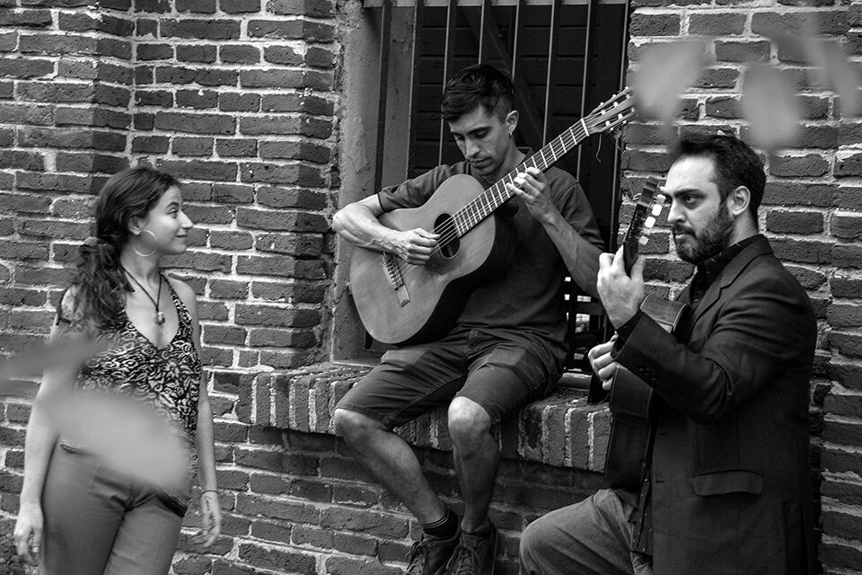 Carolina Ciani, Nicolás "Moro" Fagetti y Agustín Priotto forman el trío Trémulo.