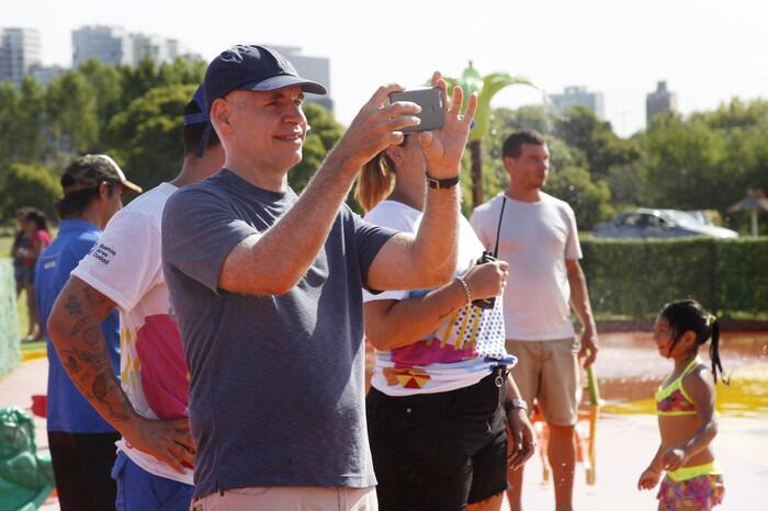 Al despliegue amarillo sobre la arena marplantense se le sumarán otras actividades en la céntrica Plaza Colón.