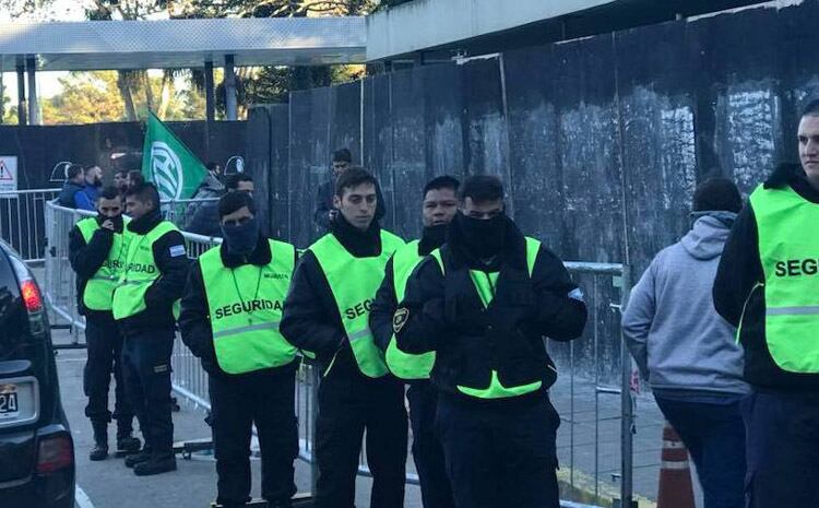 Efectivos de seguridad en el INTI, cuando comienza el acampe.