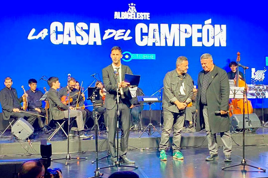 "Chiqui" Tapia, micrófono en mano, se prepara para hablar en la presentación de La Casa del Campeón
