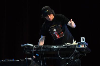 El multiinstrumentista Juan Carlos "Mono" Fontana llegará a Rosario con sus teclados.