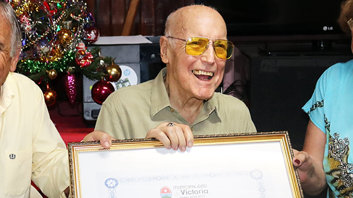 Zerpa al ser homenajeado en el Museo OVNI de Victoria en 2018.