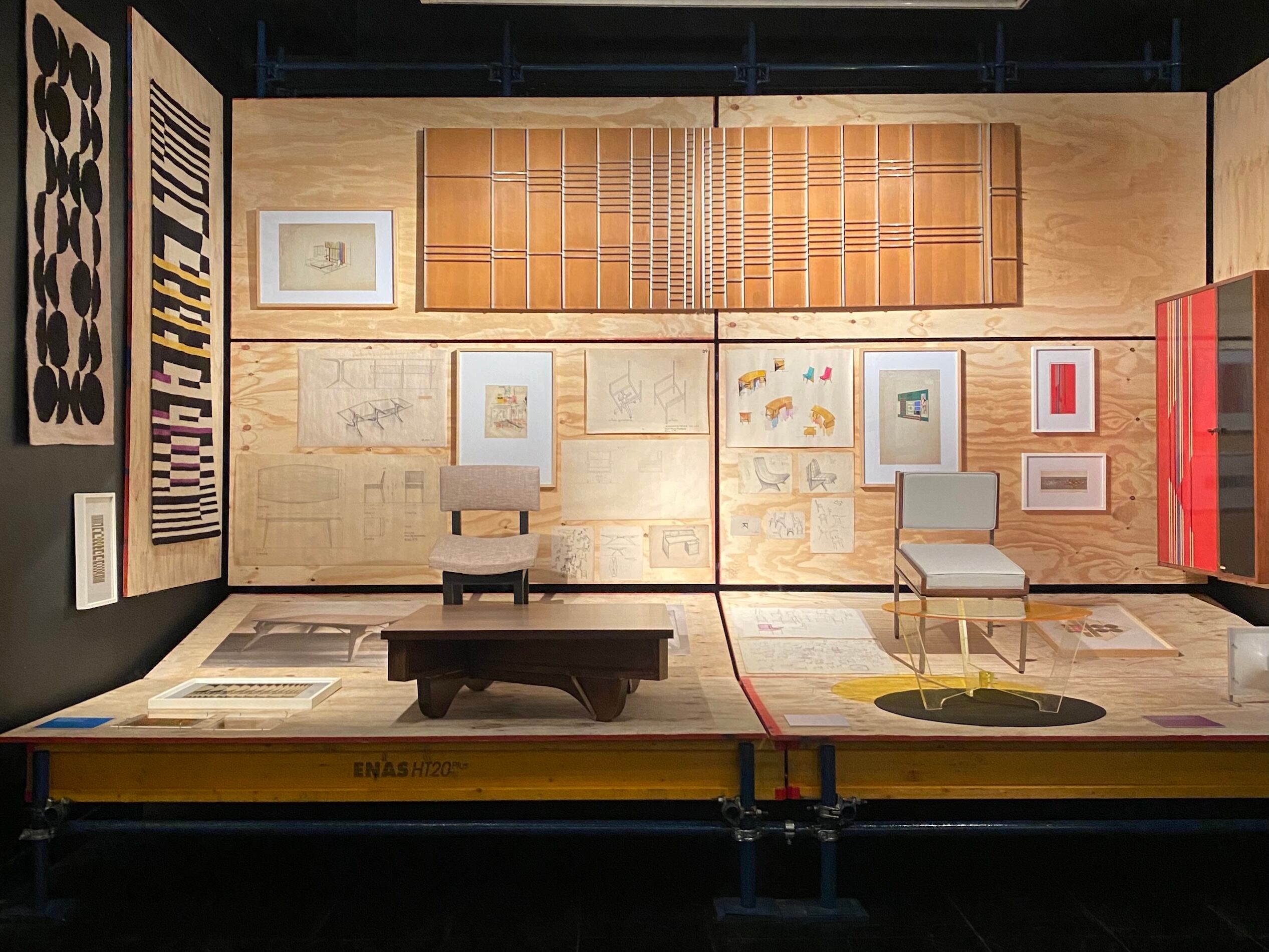 Detalle de la exposicion de Ary Brizzi. Abajo: Vista parcial de la muestra de Brizzi.