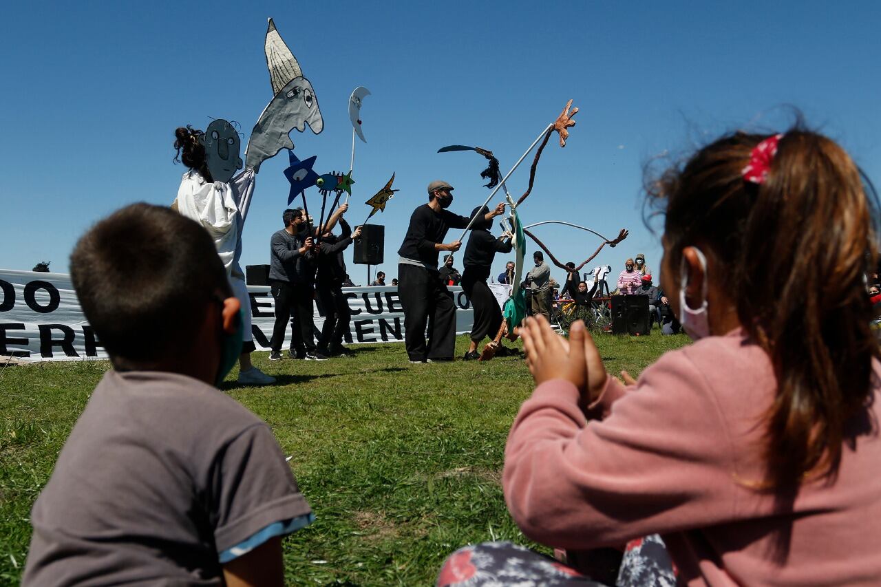 La obra conecta la historia de la localidad del tercer cordón del conurbano bonaerense -otrora territorio de querandíes- con el conflicto actual.