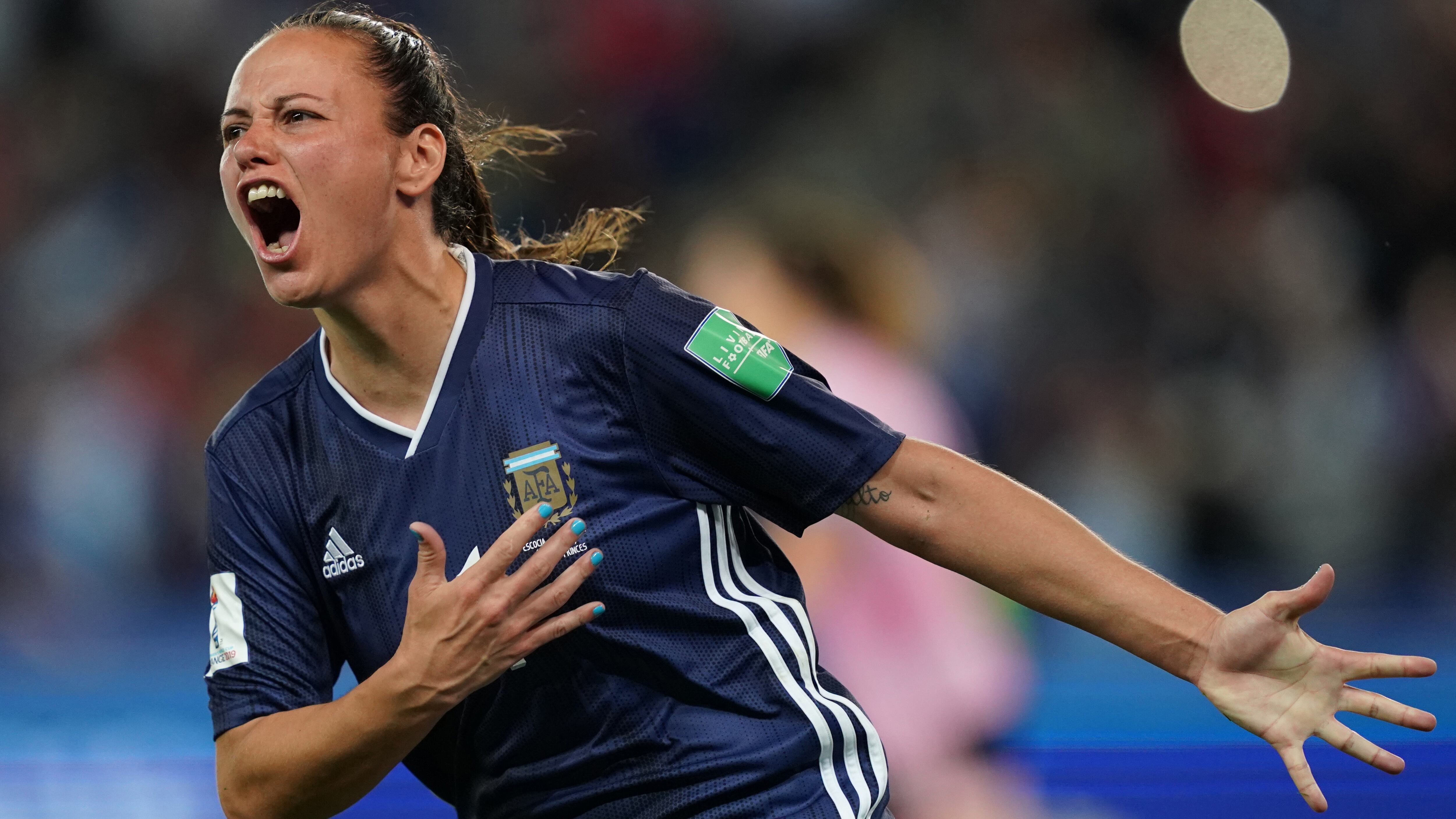 Bonsegundo, autora de dos goles, festeja el empate de la Selección.
