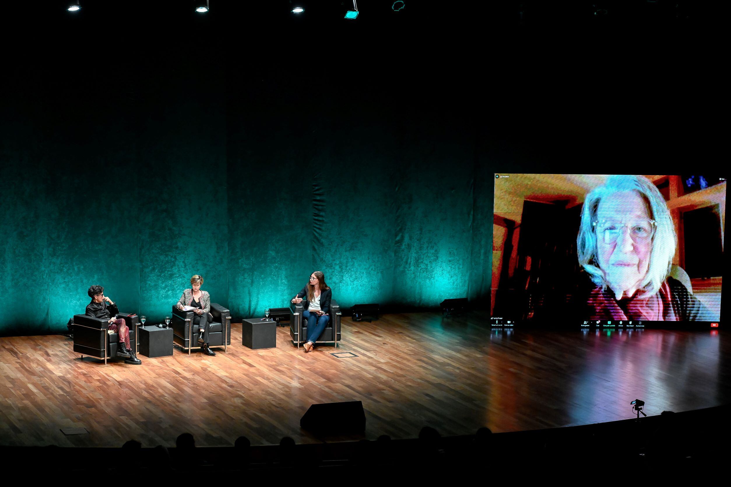Nancy Fraser en diálogo con Marta Dillon y Micaela cuenta durante el Proyecto Ballena en el CCK.