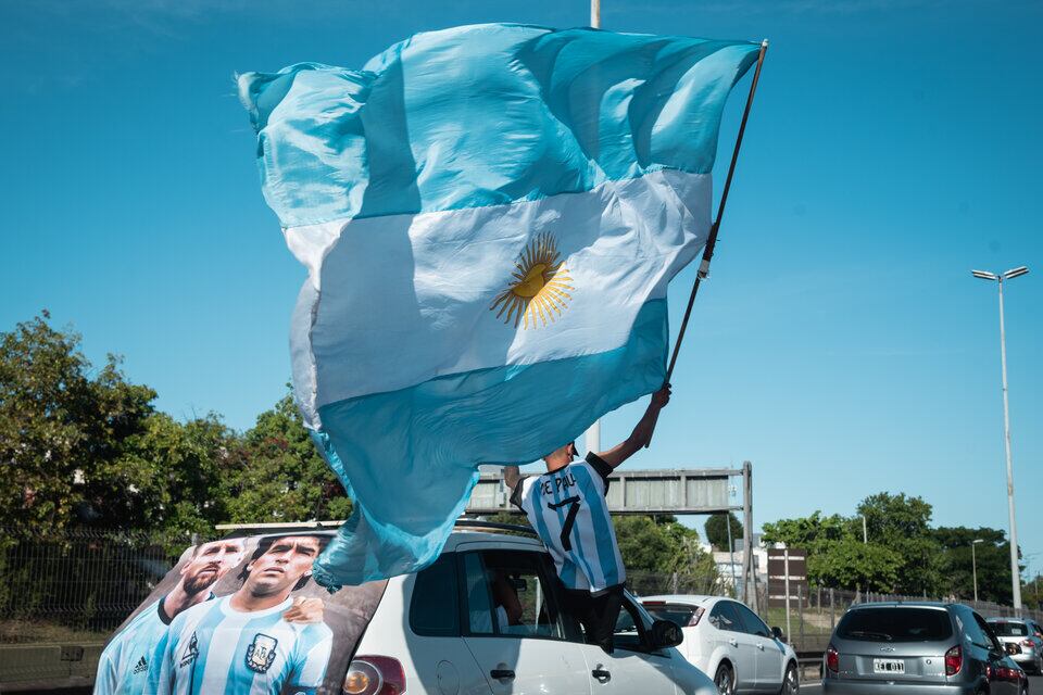 Llegó a HBO MAX el documental Elijo creer, con archivo mundialista, narración de Ricardo Darín y testimonios de Messi, Di María y compañía