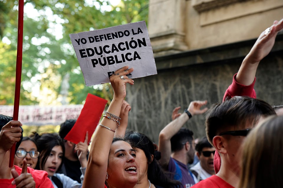 "Por una educación pública y transformadora"; "Ni voucher, ni arancel"