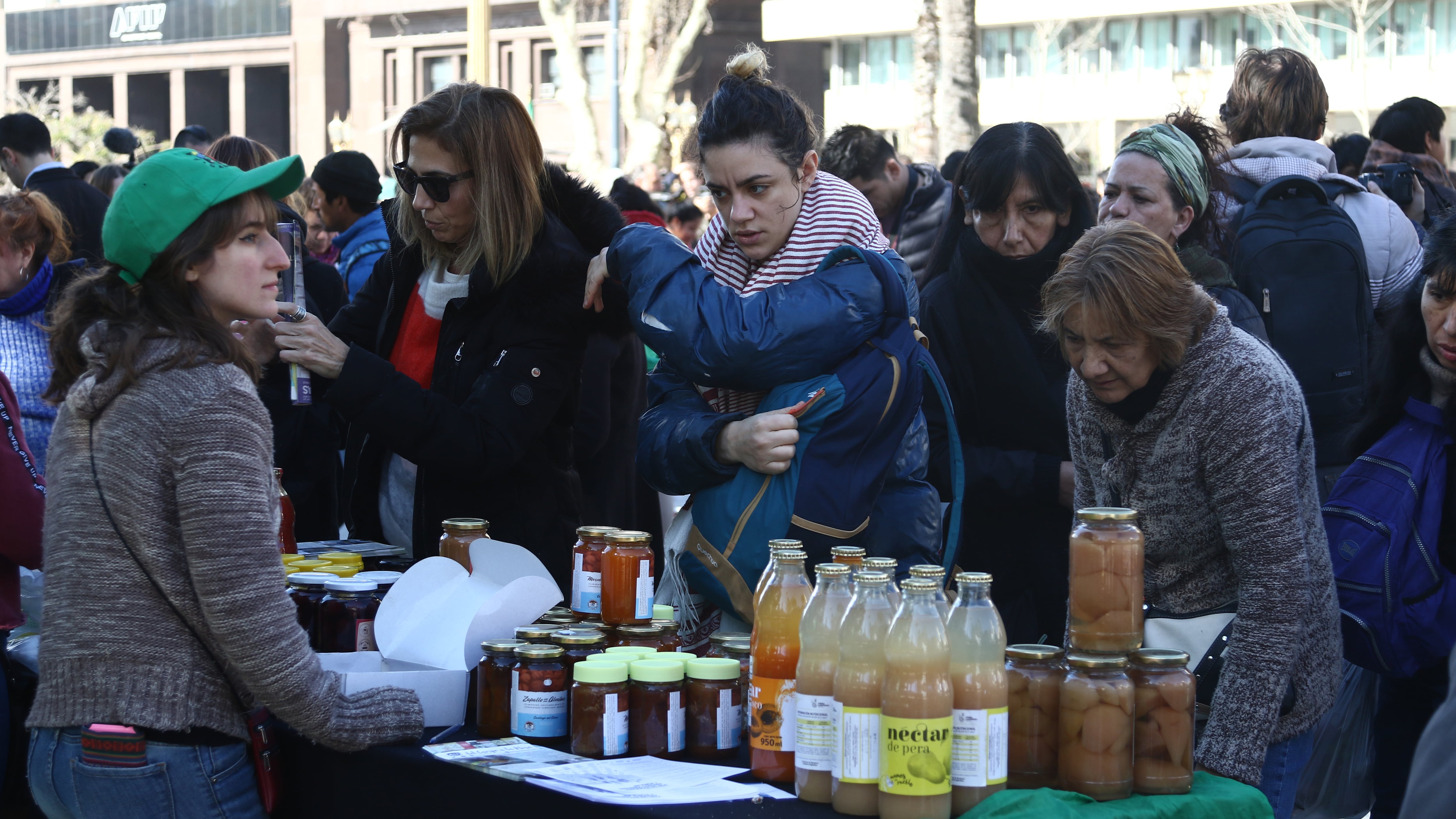 Organizaciones sociales, cooperativas y pequeños productores ofrecieron sus artículos.