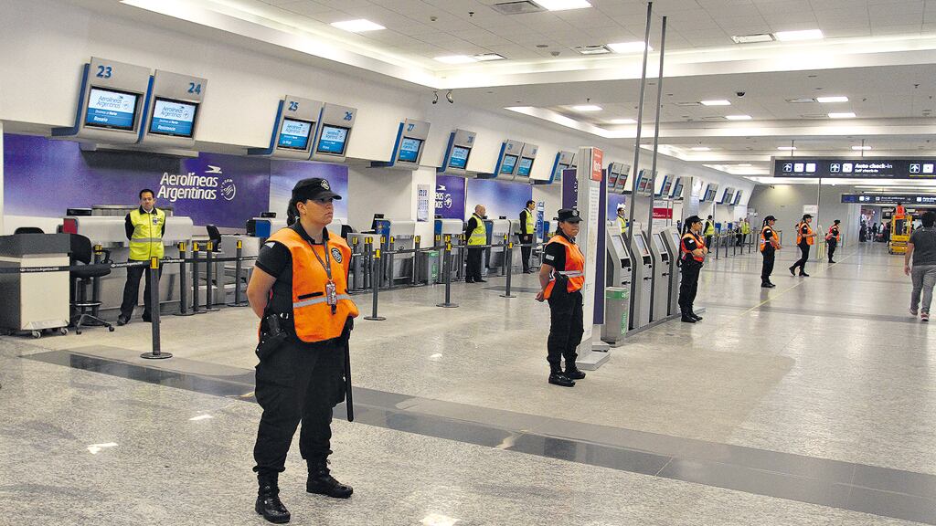 Ni personal ni pasajeros: lo que más hubo en los mostradores de Aerolíneas-Austral fueron policías.