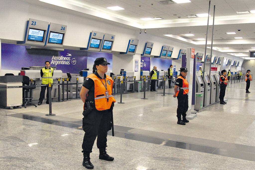 Ni personal ni pasajeros: lo que más hubo en los mostradores de Aerolíneas-Austral fueron policías.