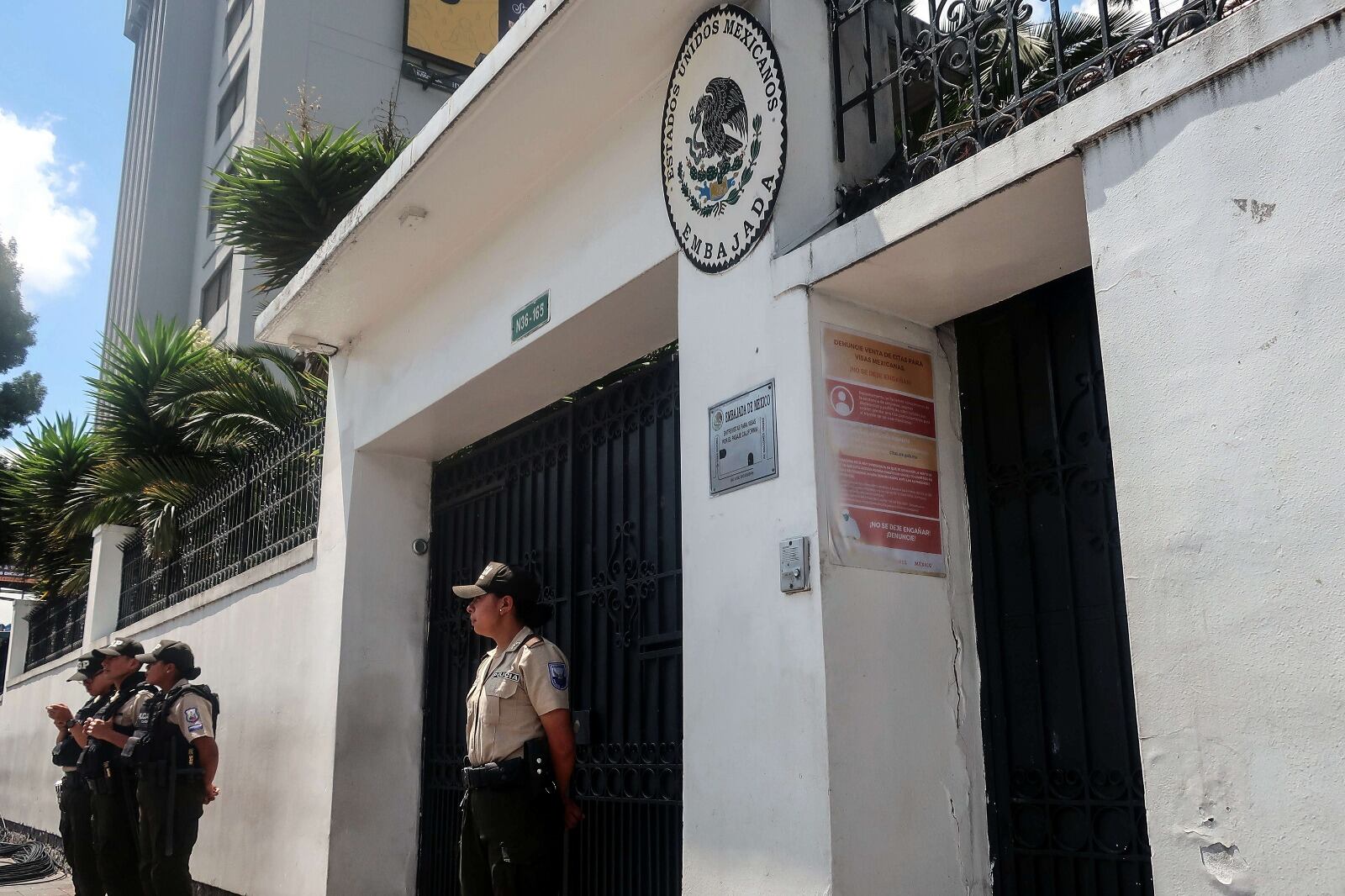  Policías custodian la entrada a la Embajada de México en Quito. 