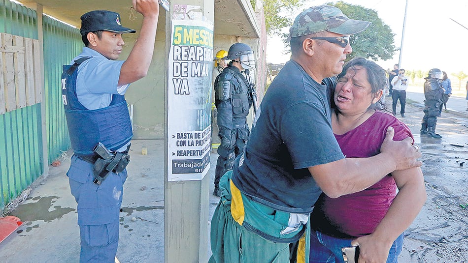 Los trabajadores de la maderera MAM fueron violentamente desalojados de la ruta 7.