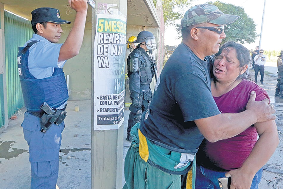 Los trabajadores de la maderera MAM fueron violentamente desalojados de la ruta 7.