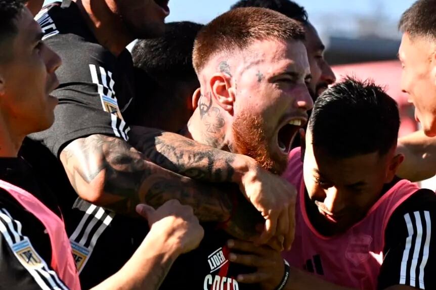 Alonso abre la boca para festejar su gol