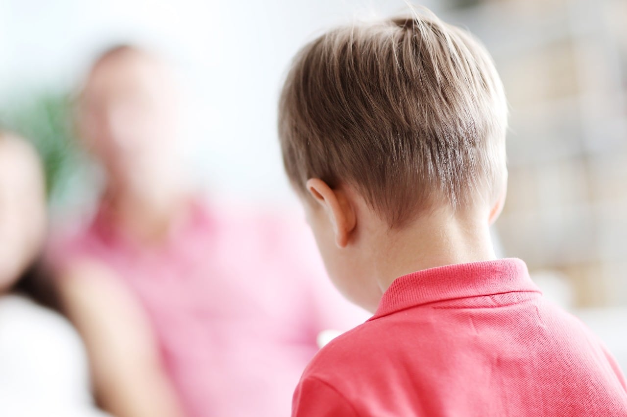 Anotaron a un niño como como hijo de dos hombres y una mujer.