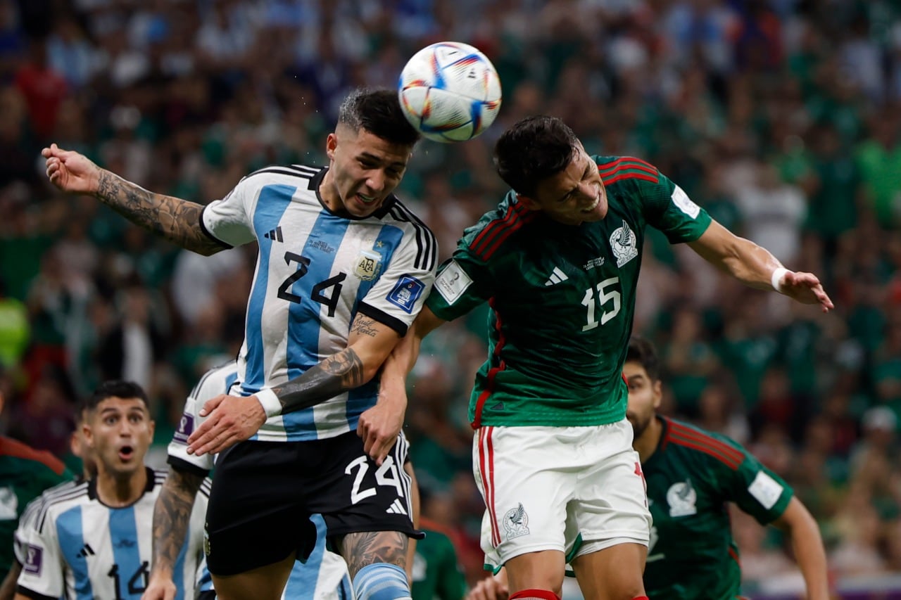 Enzo Fernández lucha de arriba con Erick Gutiérrez ante la curiosa mirada de Palacios. Cuando hubo que aguantar, se aguantó