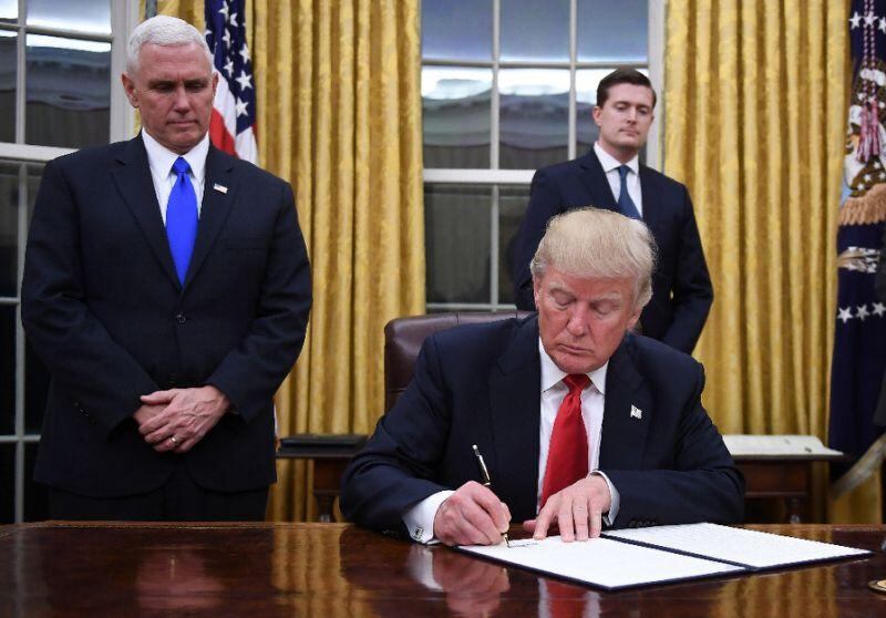 Trump firma del decreto que marca el principio del fin de Obamacare.