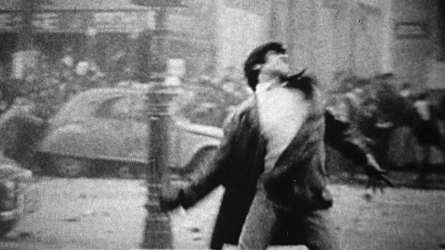 No intenso agora fue construida sólo a partir de materiales de archivo.“¿Cómo hacer para mantener o recuperar el entusiasmo?”, se pregunta Salles.