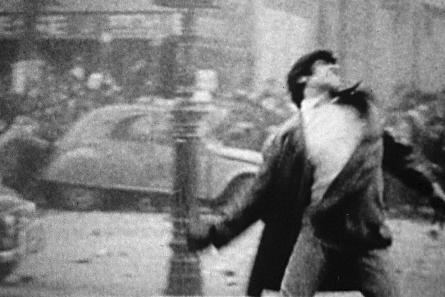 No intenso agora fue construida sólo a partir de materiales de archivo.“¿Cómo hacer para mantener o recuperar el entusiasmo?”, se pregunta Salles.