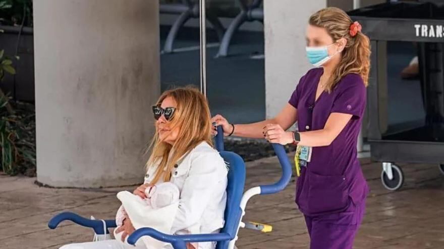 Ana Obregón saliendo del hospital con su nieta en brazos. 
