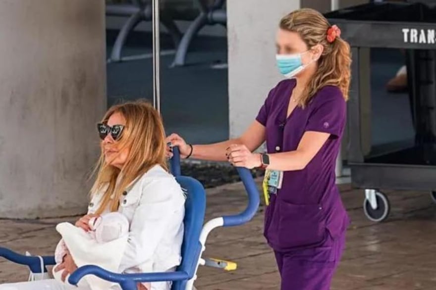 Ana Obregón saliendo del hospital con su nieta en brazos.