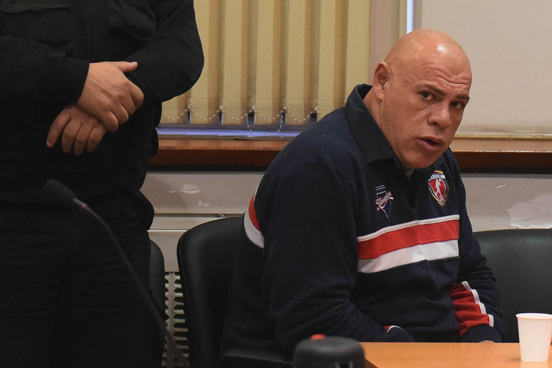 El mecánico Juan Carlos Schmit junto a su abogado en el primer día del juicio.