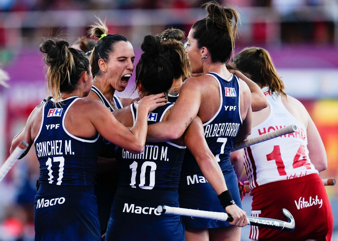 Las Leonas festejan el gol de Granatto frente a Inglaterra.