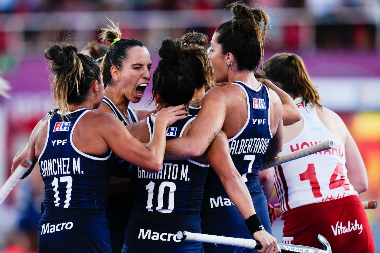 Las Leonas festejan el gol de Granatto frente a Inglaterra.