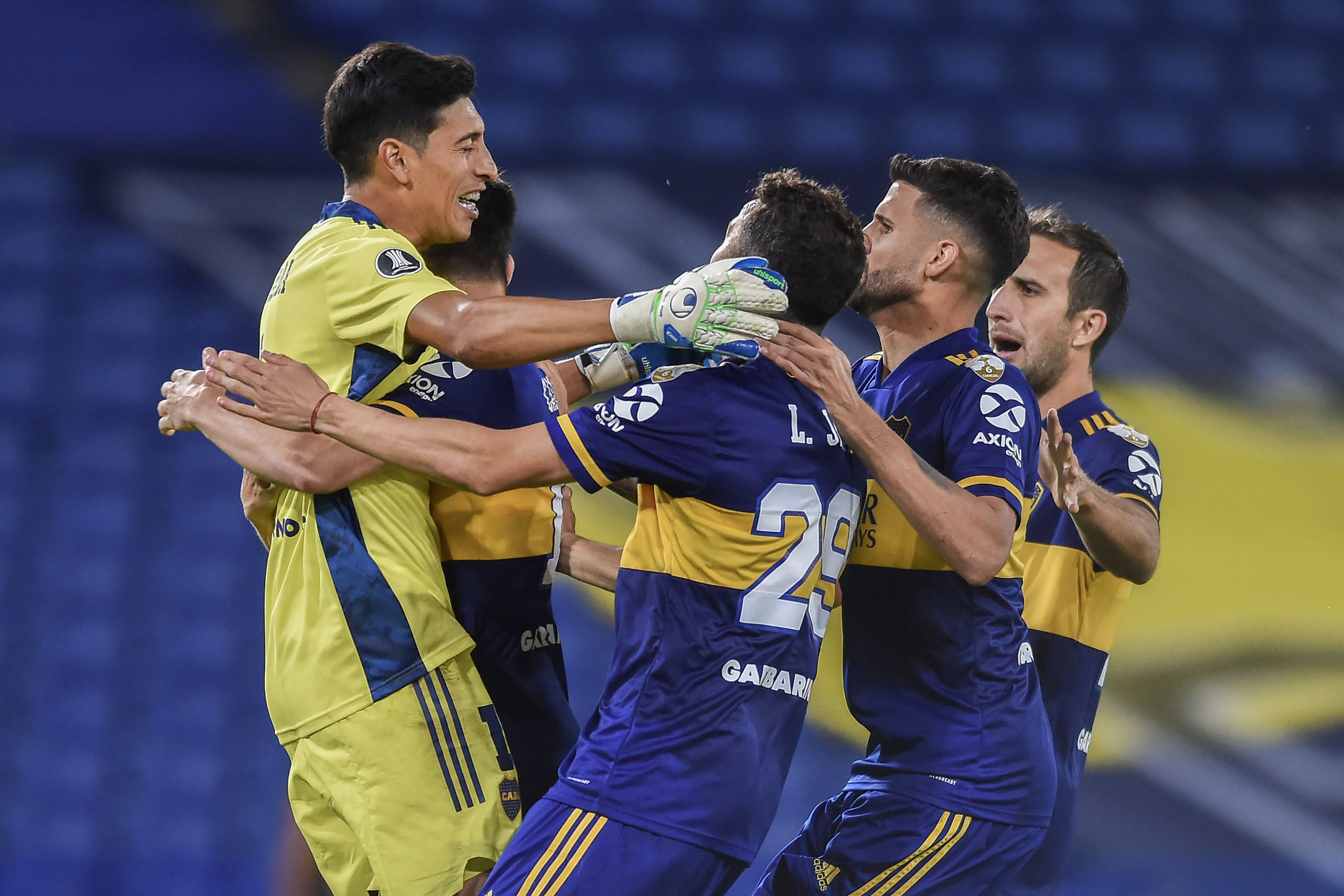 Abrazo final para todo Boca luego de una noche sufrida.