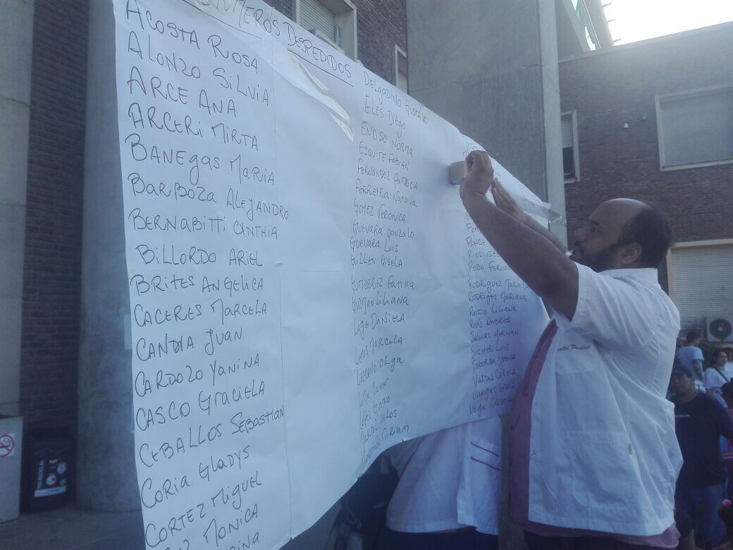Los trabajadores colgaron en el frente del hospital la lista de los despedidos.