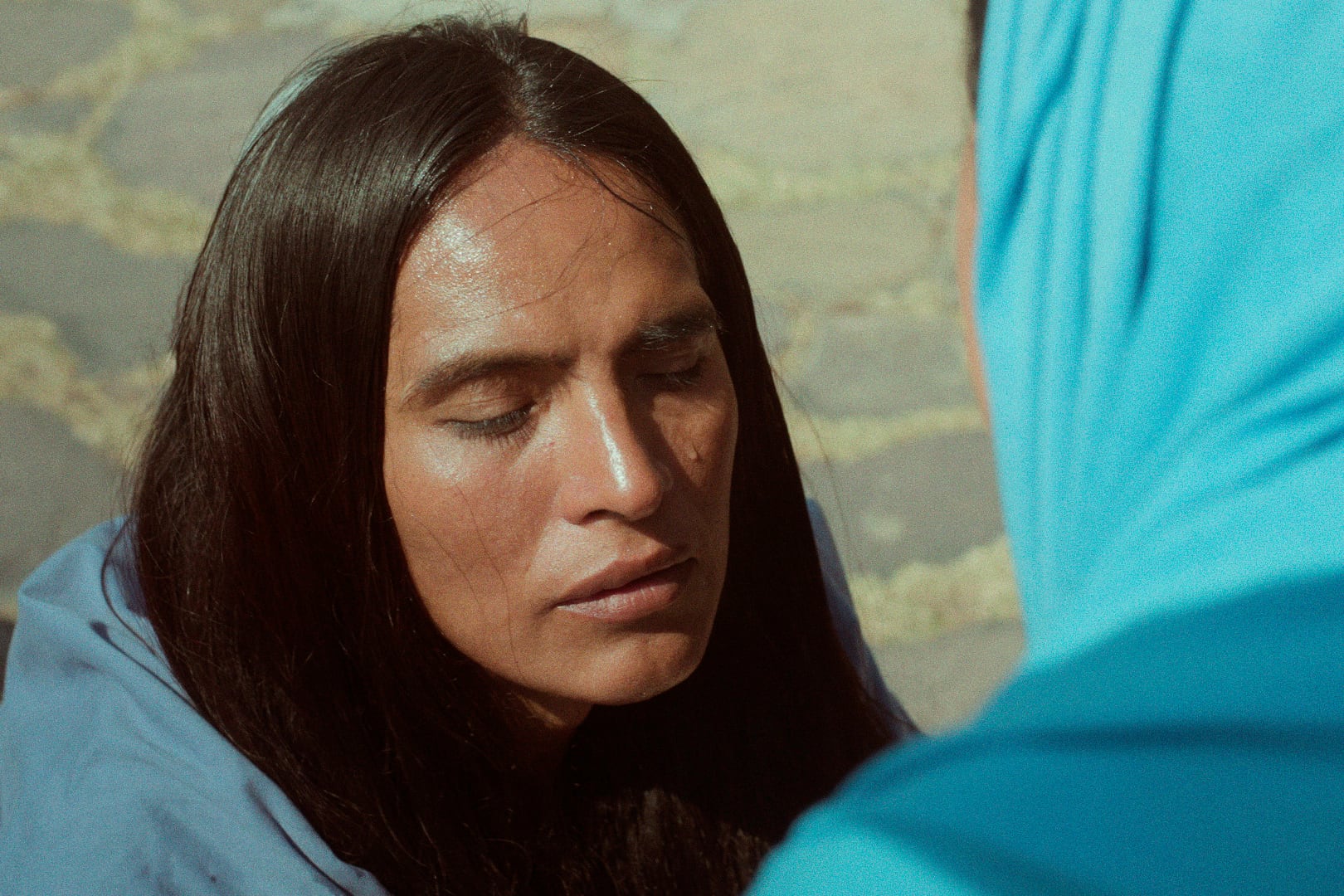 El director evita los golpes bajos y cuida a las personas respetando su dolor.