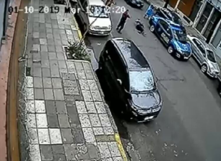 Romano cae al piso abatido por los policías.