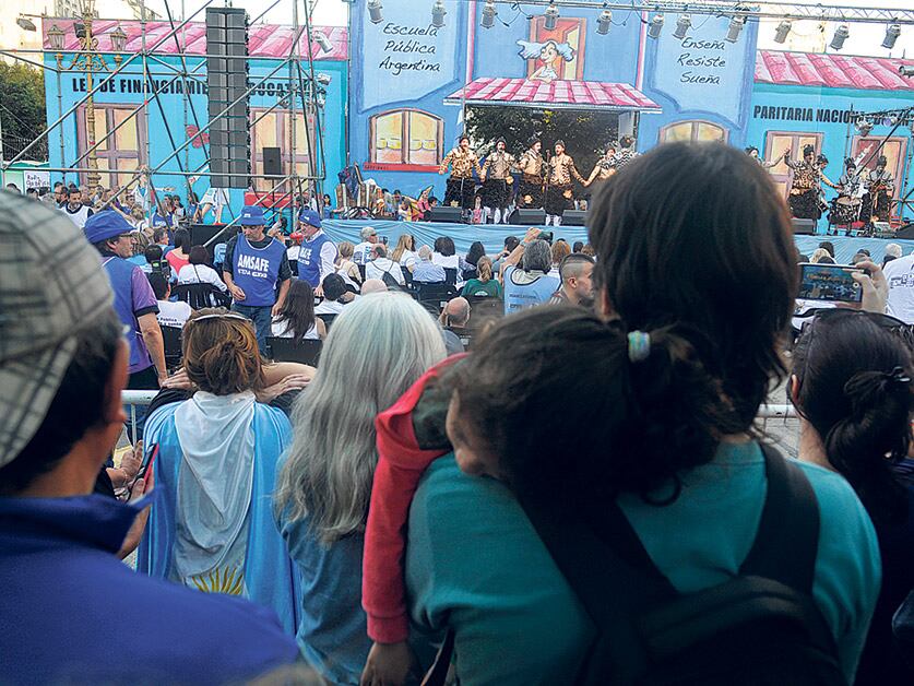 Los maestros recibieron el apoyo de miles de personas.