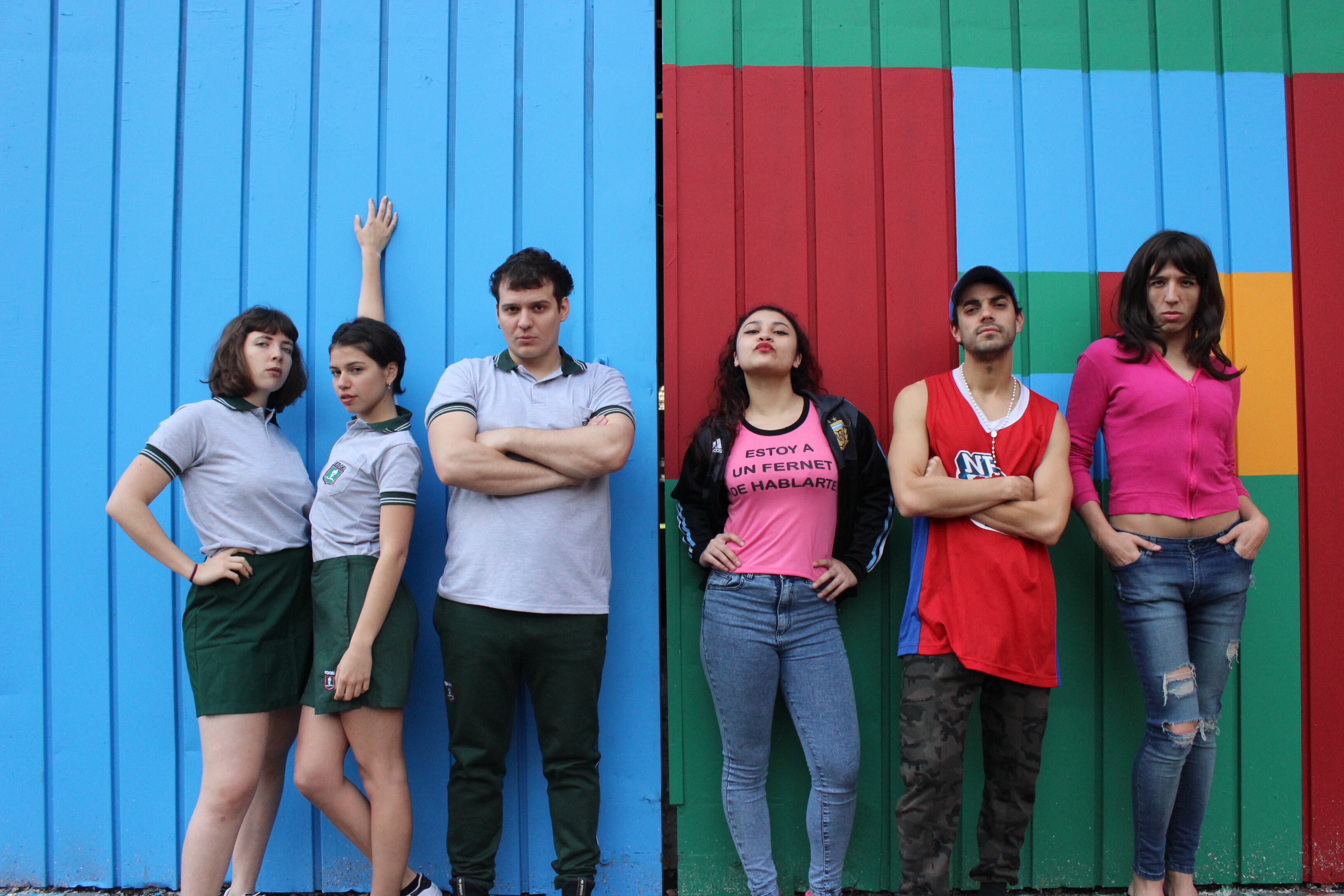 En la obra se ve el cruce entre jóvenes de distintos sectores sociales.