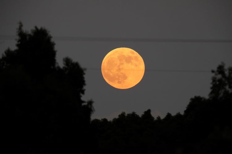 La luna con tono rojizo, tal como se aprecia en Israel.