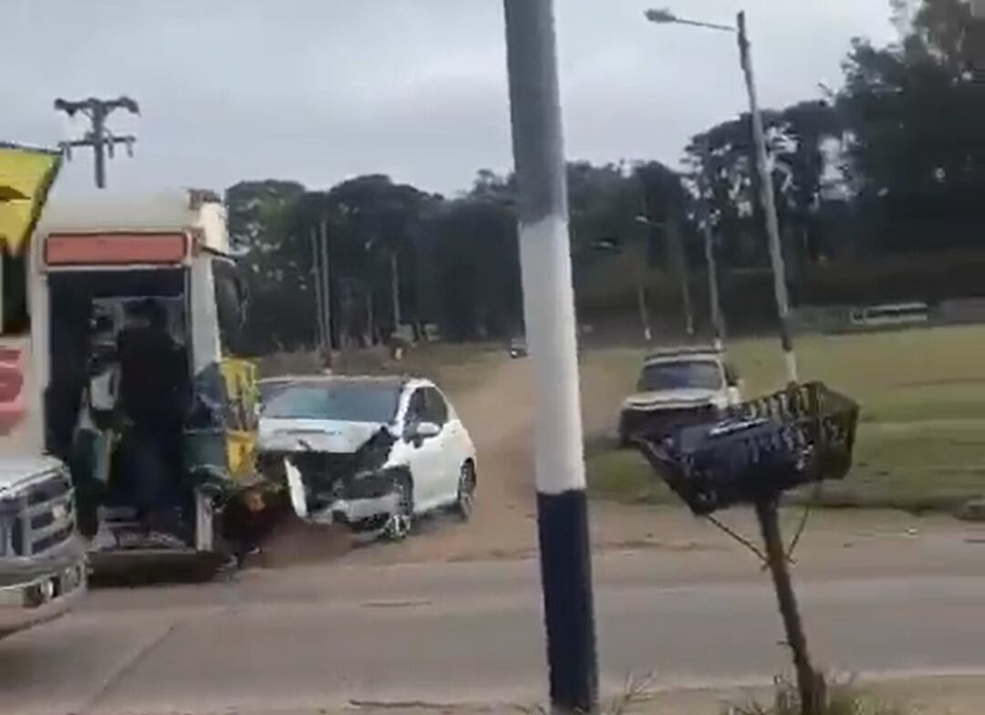 El video del choque de un micro de hinchas de Aldosivi, que chocó un auto y no frenó. Imagen: captura de video
