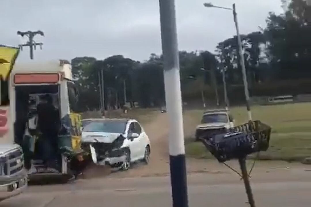 El video del choque de un micro de hinchas de Aldosivi, que chocó un auto y no frenó. Imagen: captura de video