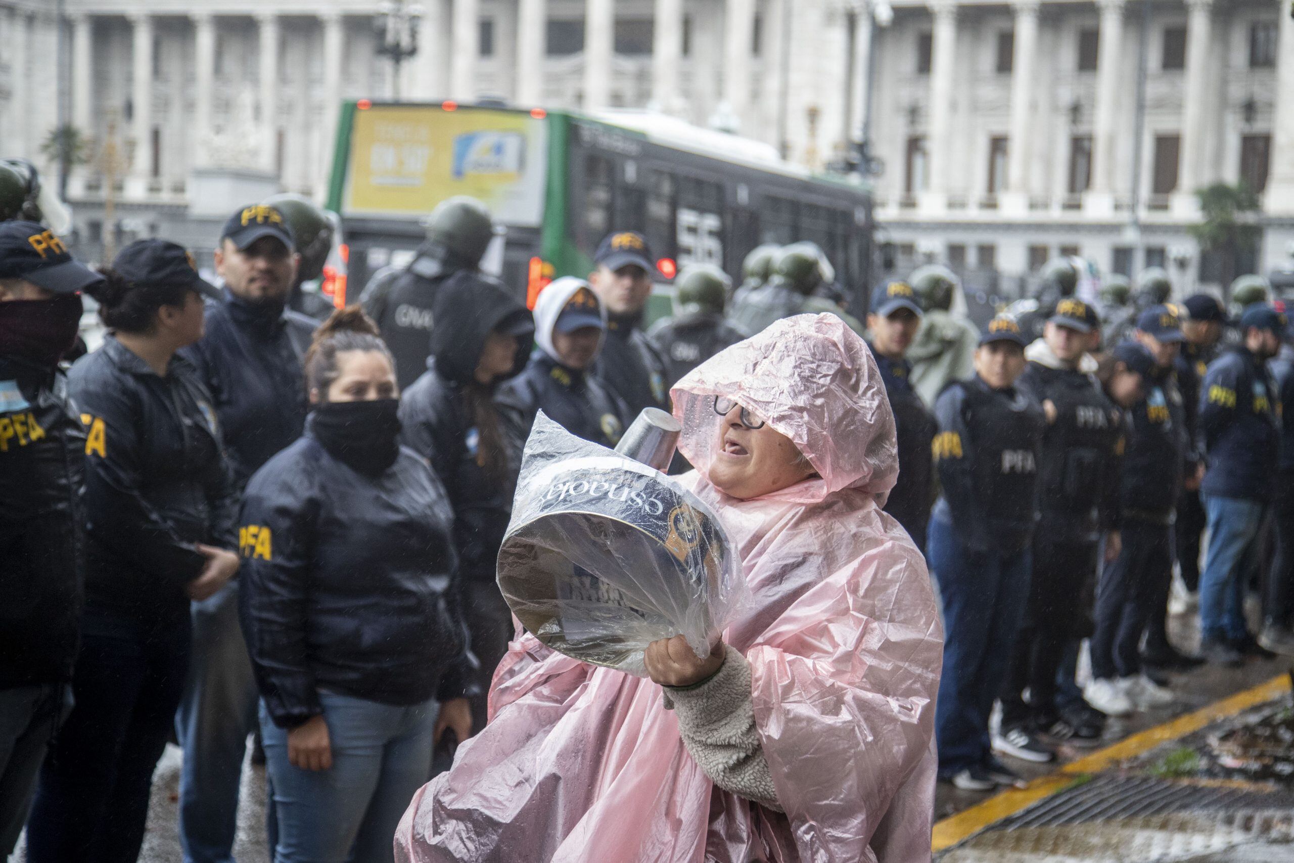 Gendarmes bajo la lluvia.