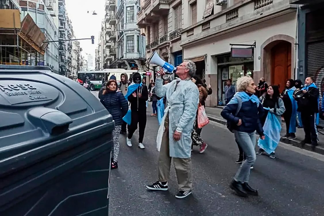 Claudio Herz, frente al Instituto Patria, el 21 de julio.