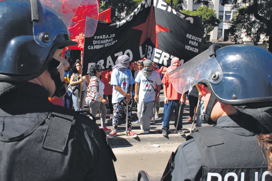 Militantes sociales cortaron ayer el cruce de las avenidas 9 de Julio y Belgrano.