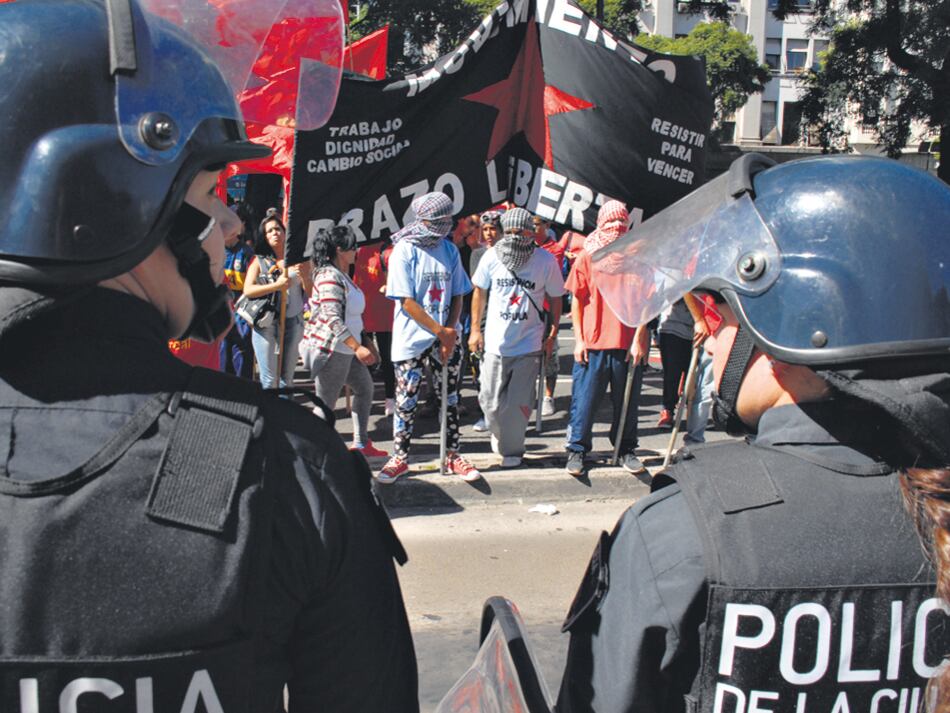 Militantes sociales cortaron ayer el cruce de las avenidas 9 de Julio y Belgrano.