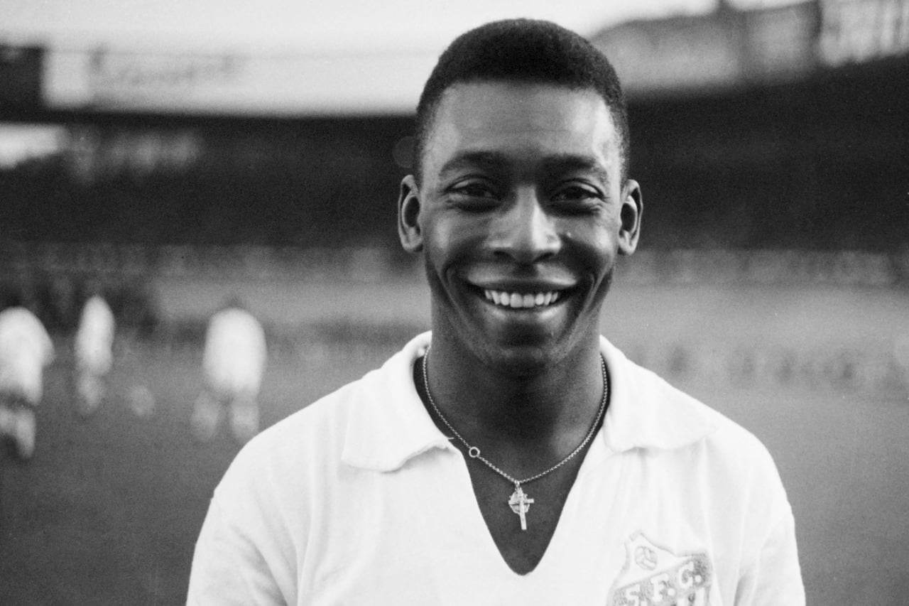 Pelé con la camiseta del Santos.