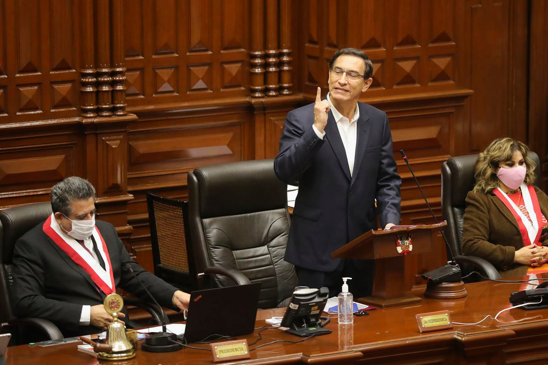 Vizcarra se defiende en el Congreso peruano durante su juicio político.