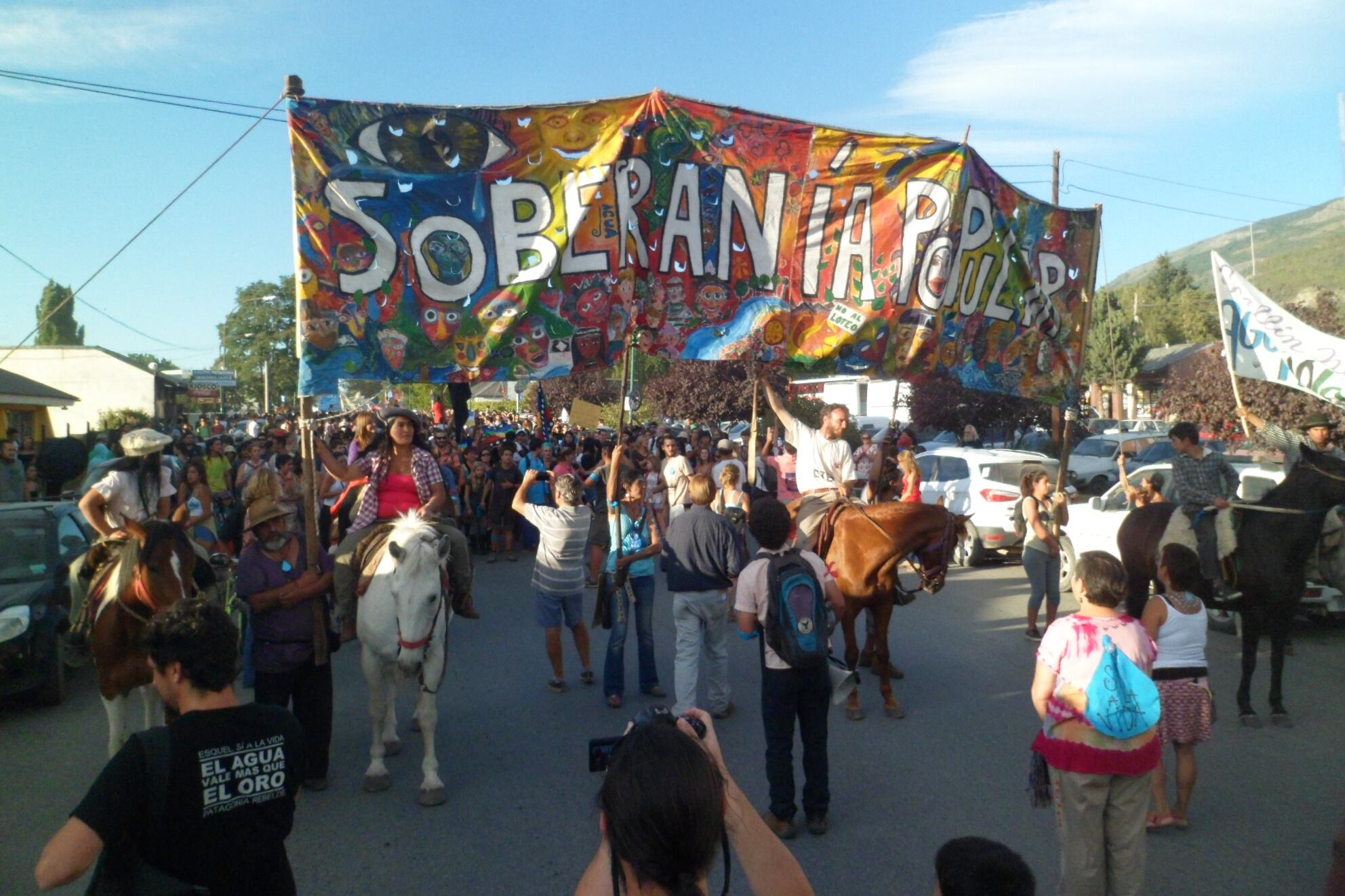 Más de la mitad del pueblo de El Bolsón se manifestó ayer contra el emprendimiento de Lewis.