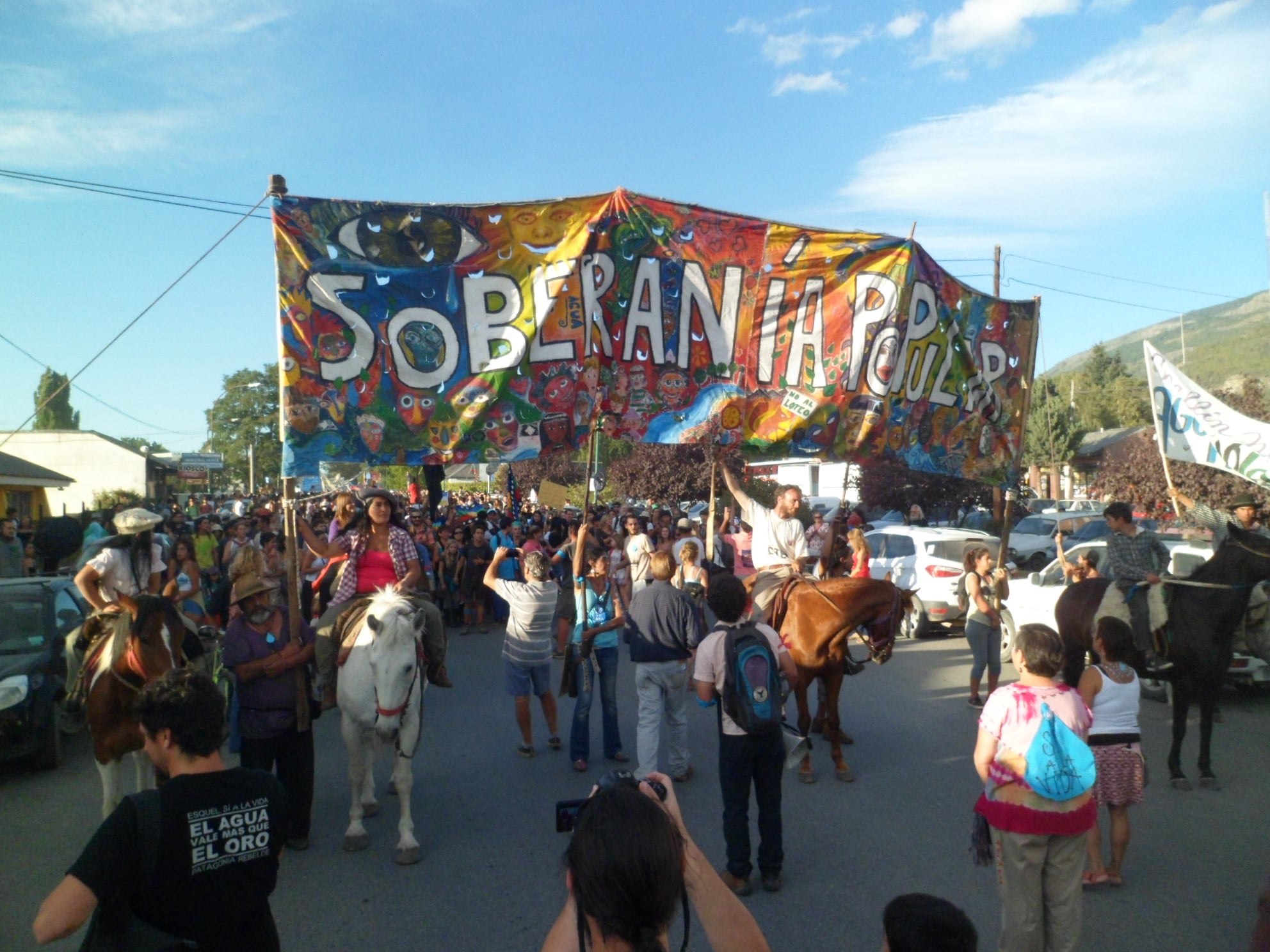 Más de la mitad del pueblo de El Bolsón se manifestó ayer contra el emprendimiento de Lewis.