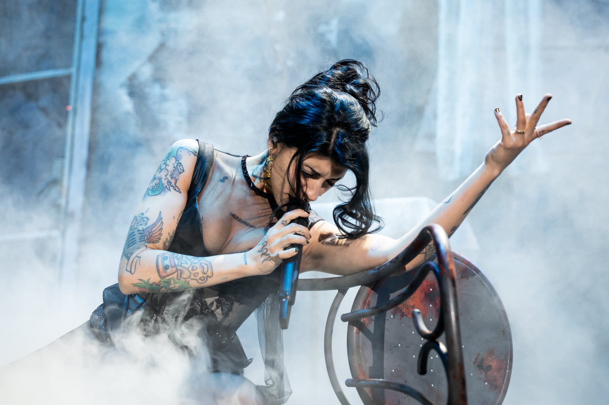 Cazzu sabe que ni le hace falta dejarse crecer las uñas (o ponerse postizas) para demostrar su letalidad