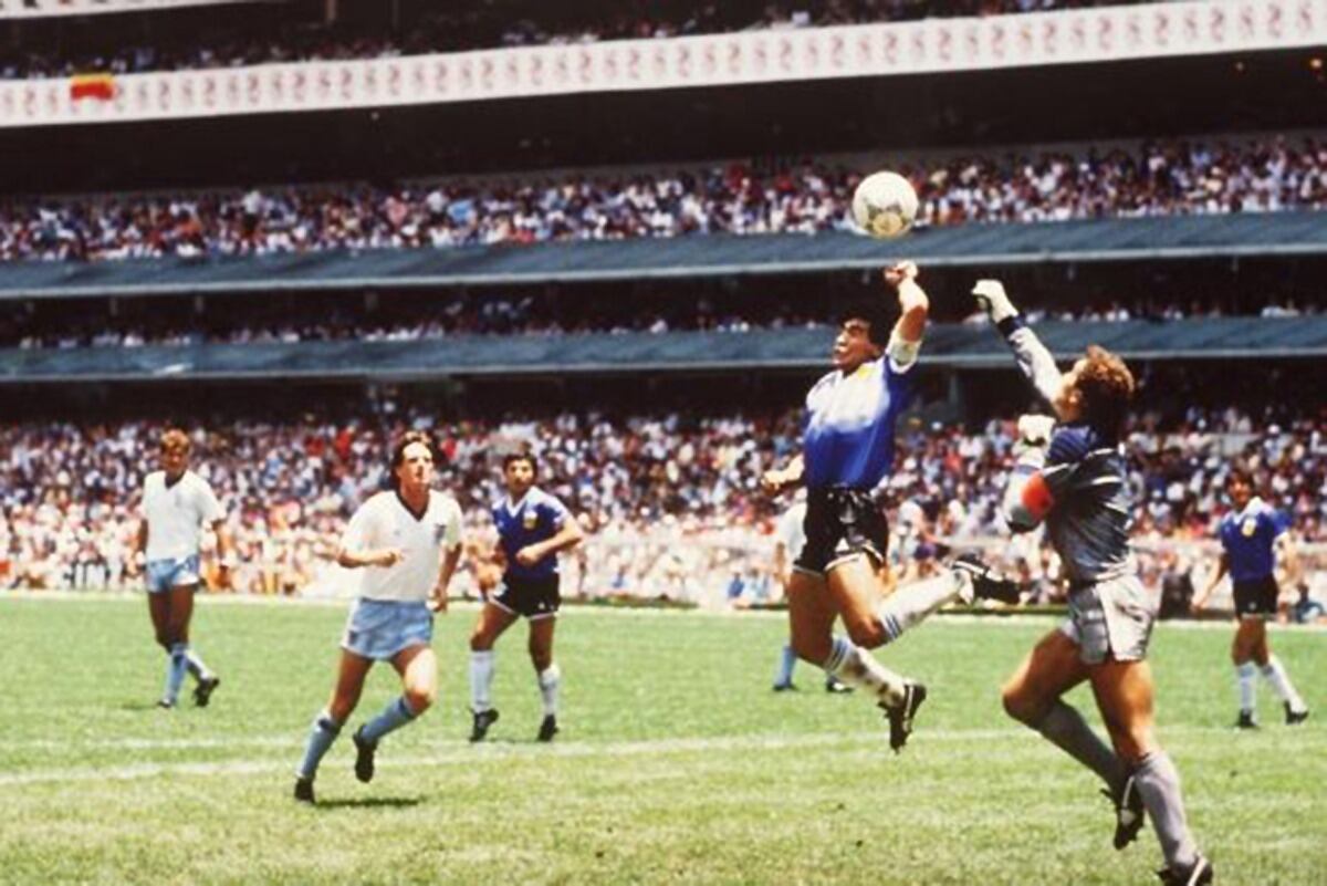 Maradona, y su gol con la mano a los ingleses.