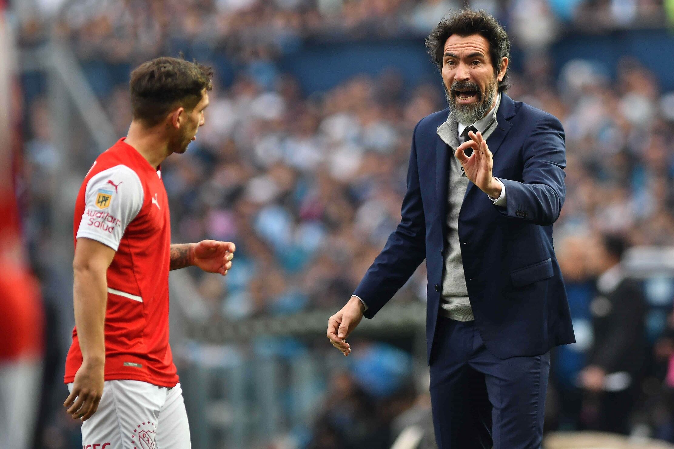 Domínguez le da indicaciones al lateral Lucas Rodríguez durante el Clásico de Avellaneda