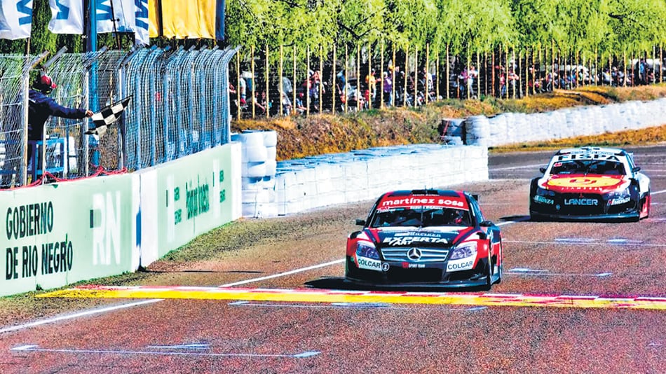 n Bandera a cuadros para el Mercedes de Agustín Canapino en el autódromo de General Roca.